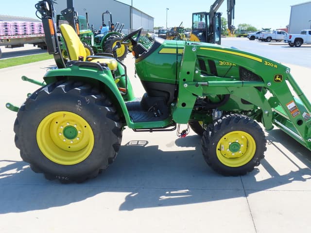 Image of John Deere 3033R equipment image 3