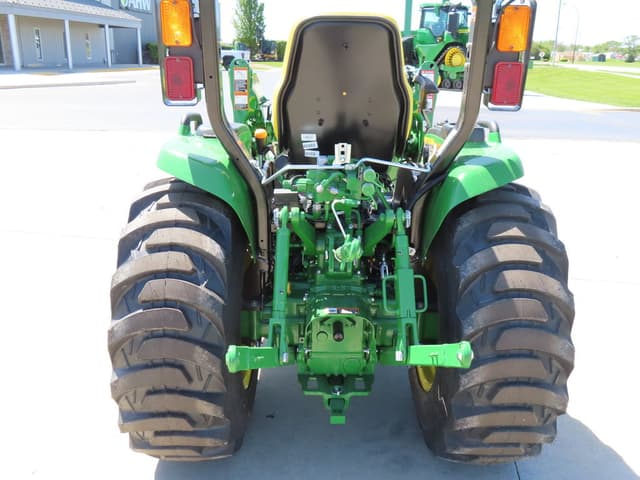 Image of John Deere 3033R equipment image 4