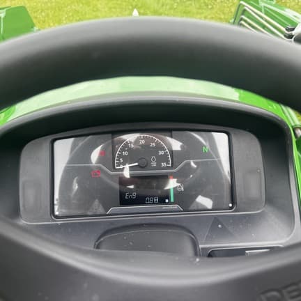 Image of John Deere 3038E equipment image 4