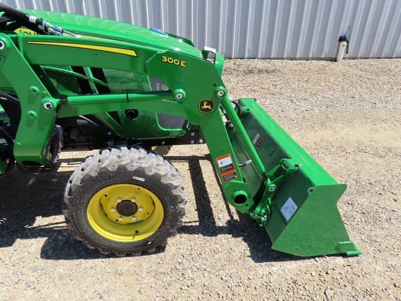 Image of John Deere 3038E equipment image 4