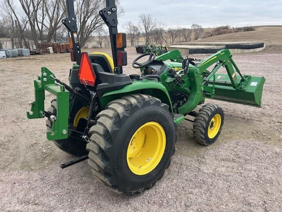 Image of John Deere 3038E equipment image 4