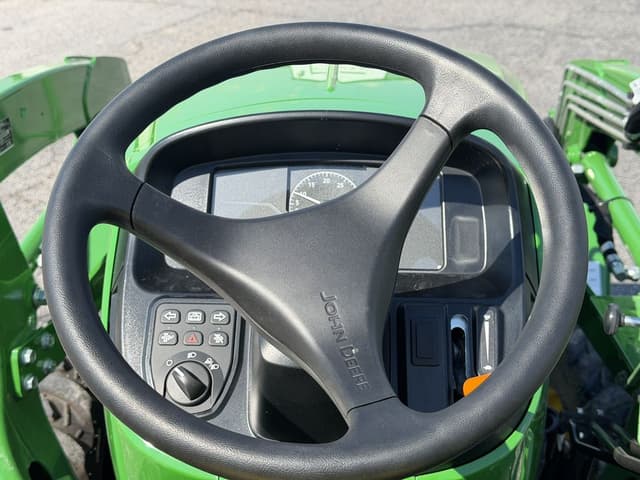 Image of John Deere 3038E equipment image 4