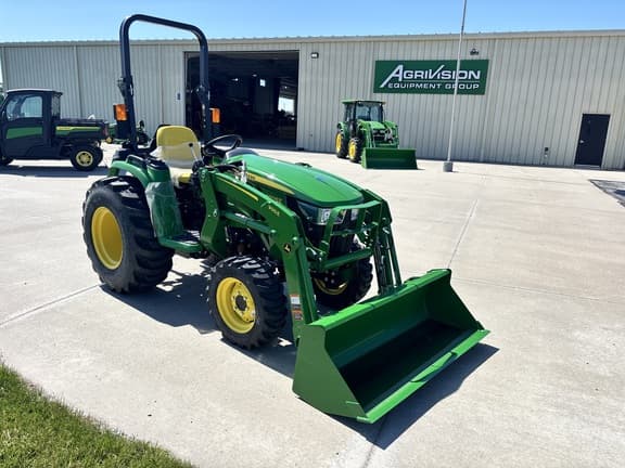 Image of John Deere 3038E equipment image 4