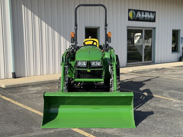 Image of John Deere 3038E equipment image 4
