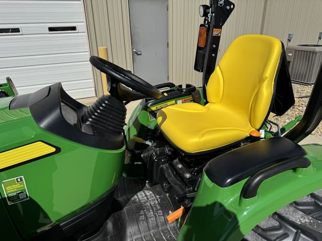 Image of John Deere 3039R equipment image 3