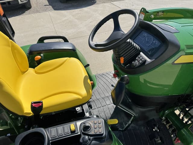 Image of John Deere 3039R equipment image 4