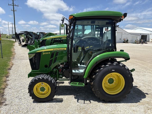 2026 John Deere 3039R Equipment Image0