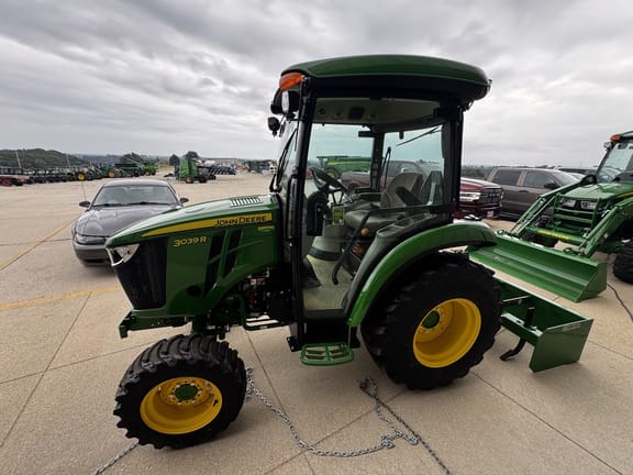2026 John Deere 3039R Equipment Image0