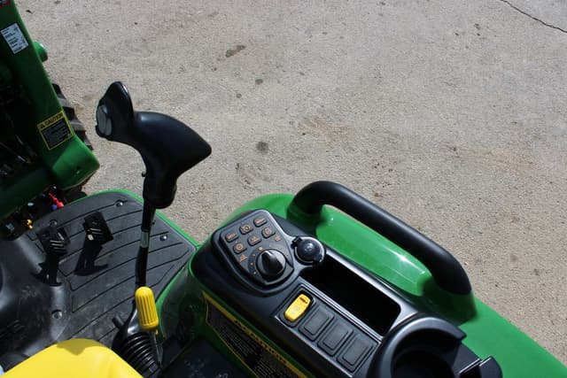 Image of John Deere 3039R equipment image 4