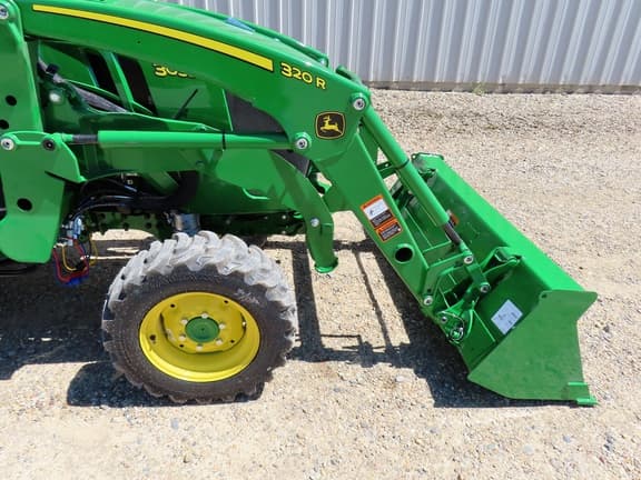 Image of John Deere 3039R equipment image 4