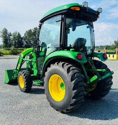 Image of John Deere 3039R equipment image 4