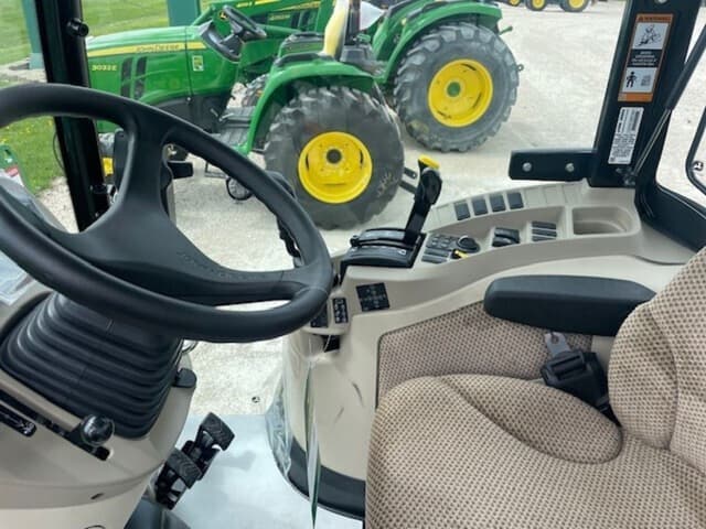 Image of John Deere 3039R equipment image 3