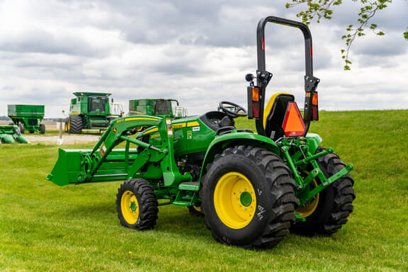 Image of John Deere 3039R equipment image 4