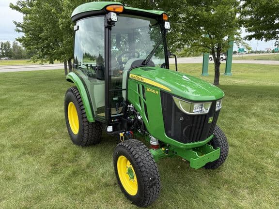Image of John Deere 3046R equipment image 3