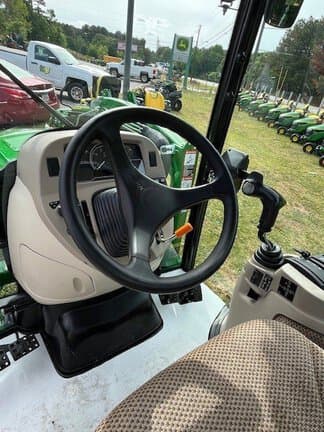 Image of John Deere 3046R equipment image 3