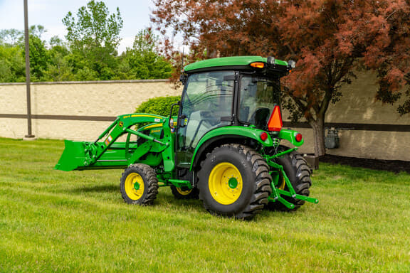 Image of John Deere 3046R equipment image 4