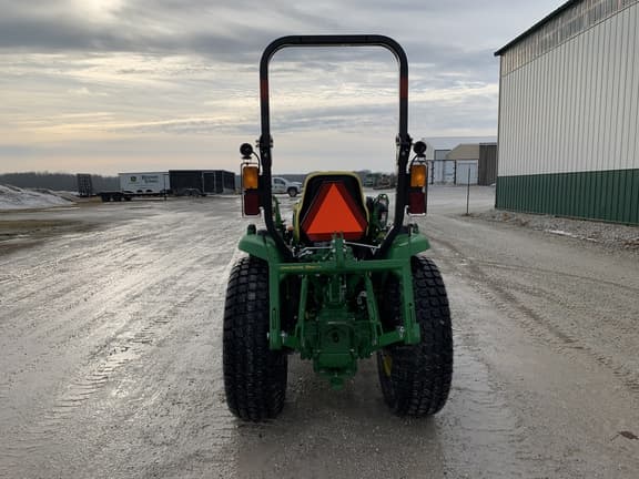 Image of John Deere 3046R equipment image 3