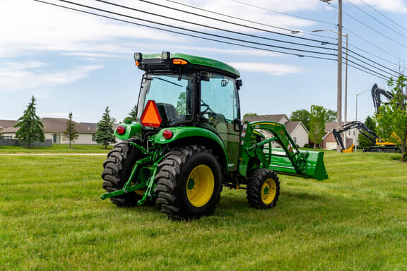 Image of John Deere 3046R equipment image 3