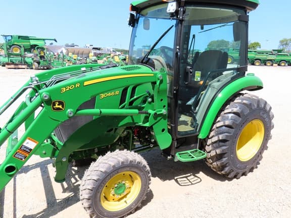 Image of John Deere 3046R equipment image 4