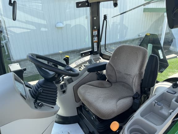 Image of John Deere 3046R equipment image 3