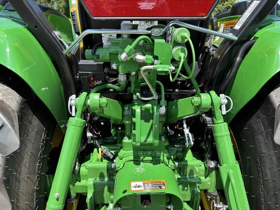 Image of John Deere 3046R equipment image 4