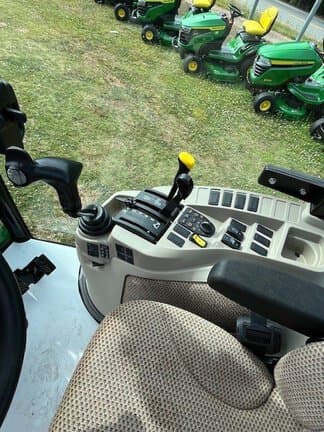 Image of John Deere 3046R equipment image 4