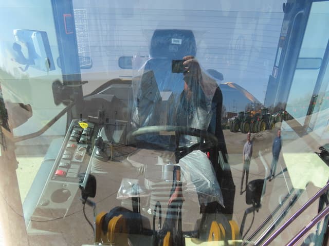 Image of John Deere 324P equipment image 4