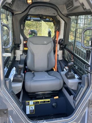 Image of John Deere 333P equipment image 4