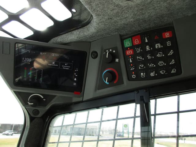 Image of John Deere 333P equipment image 4