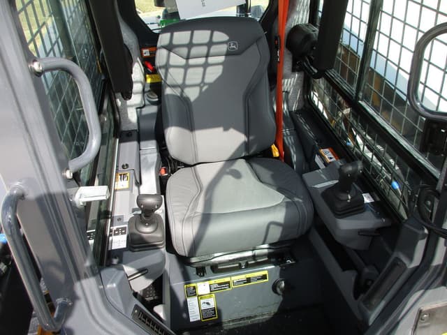 Image of John Deere 333P equipment image 3