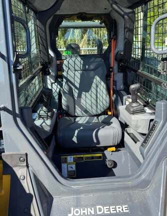 Image of John Deere 333P equipment image 3