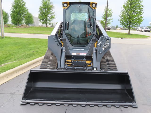 Image of John Deere 335P equipment image 1