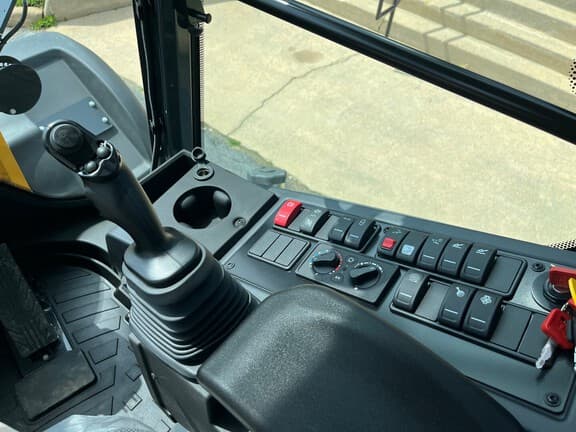 Image of John Deere 344P equipment image 4