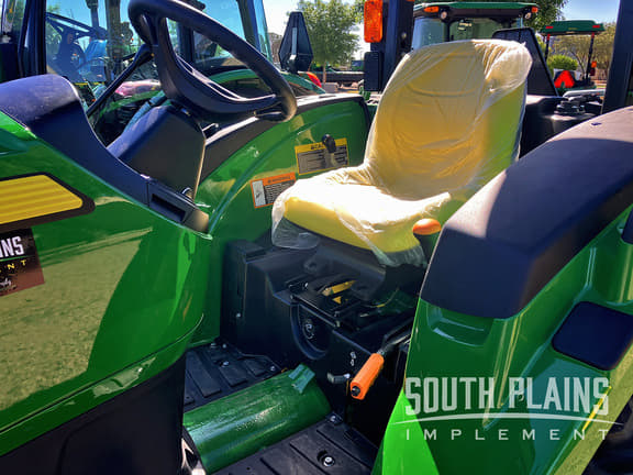 Image of John Deere 4044M equipment image 4