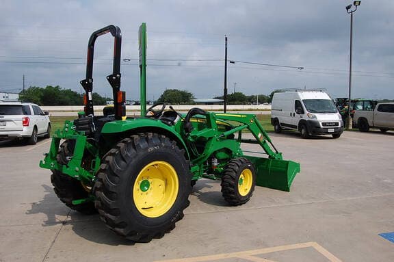 Image of John Deere 4052M equipment image 4