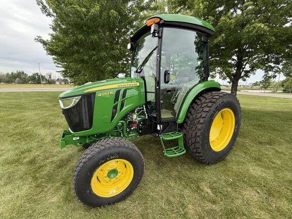 Image of John Deere 4052R equipment image 1