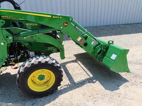 Image of John Deere 4052R equipment image 4