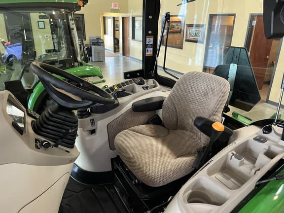 Image of John Deere 4066R equipment image 4
