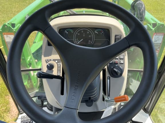 Image of John Deere 4066R equipment image 4