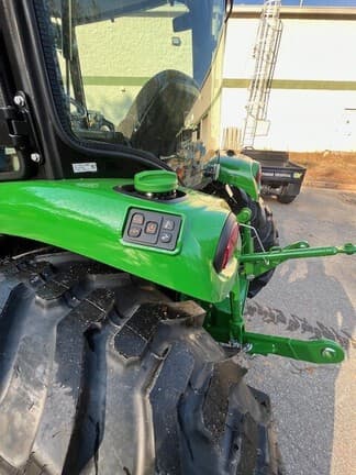 Image of John Deere 4075R equipment image 4