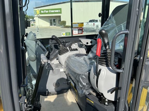 Image of John Deere 50P equipment image 4