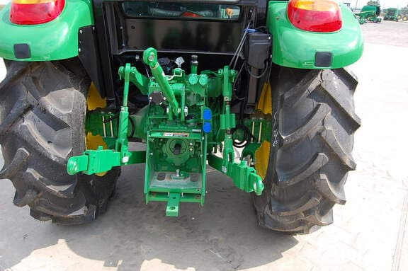 Image of John Deere 5060E equipment image 4