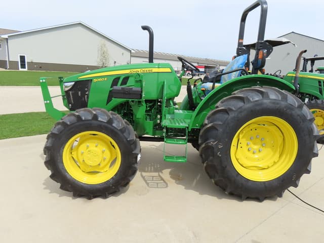 Image of John Deere 5060E equipment image 2