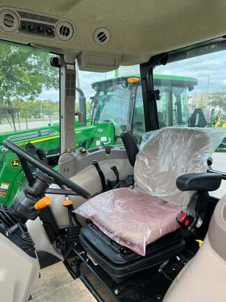 Image of John Deere 5067E equipment image 4