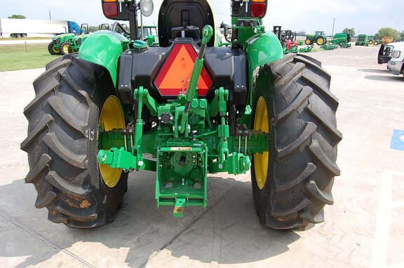 Image of John Deere 5067E equipment image 4
