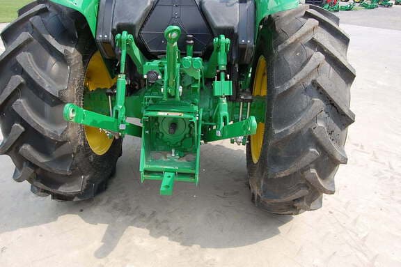 Image of John Deere 5067E equipment image 4