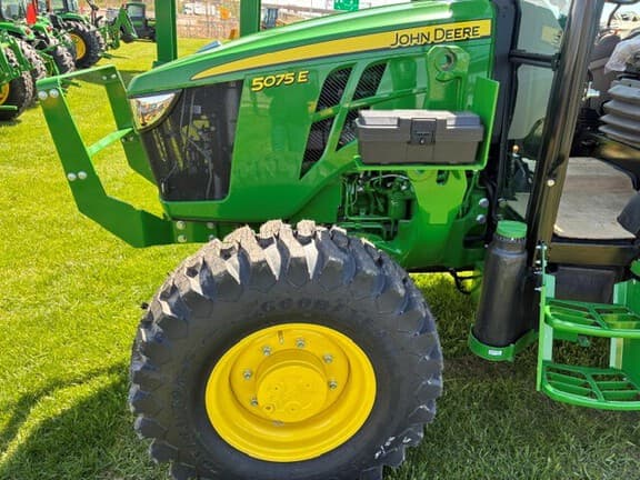 Image of John Deere 5075E equipment image 3