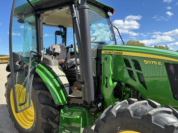 Image of John Deere 5105M equipment image 4