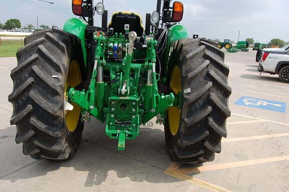 Image of John Deere 5120M equipment image 4