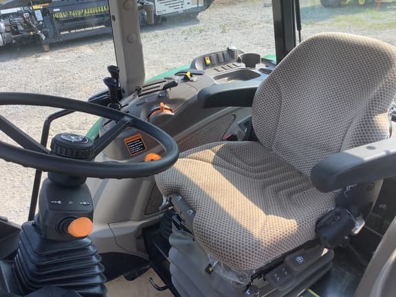 Image of John Deere 6135E equipment image 4